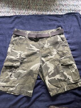Old Navy Men's Camouflage Cargo Shorts in Olive and Khaki